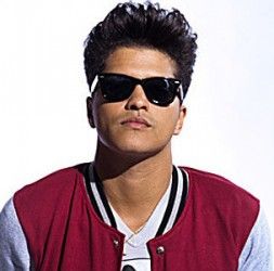 Bruno Mars sets impressive Spotify record Pompadour Hair, Silk Sonic, Pompadour Hairstyle, Oliver Reed, Music Things, High Society, Bruno Mars, Boys Clothing, American Singers