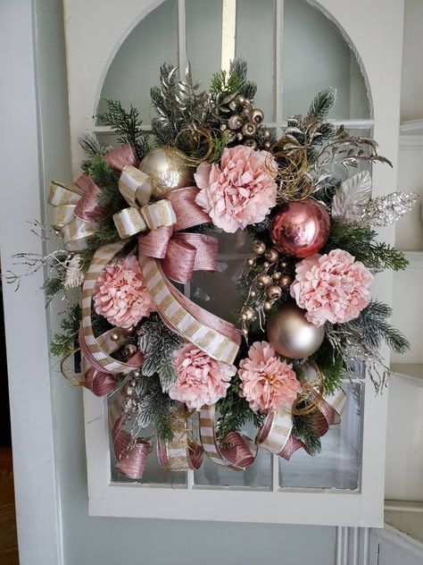 Victorian Wreaths, Shabby Chic Weihnachten, Pink And Gold Decorations, Victorian Wreath, Rose Gold Christmas Decorations, Pink Christmas Wreath, Rustic Christmas Wreath, Rose Gold Christmas, Pink Xmas