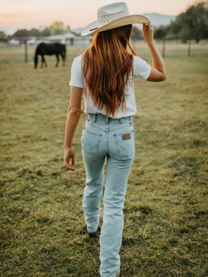 Wrangler Cowboy Cut, Western Wear Outfits, Cute Country Outfits, Looks Country, Western Jeans, Rodeo Outfits, Western Style Outfits, Cowgirl Outfits, Wrangler Jeans