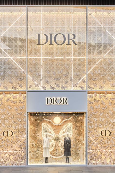 The Butterfly Around the World motif – imagined by Pietro Ruffo for the Dior Cruise 2024 collection by Maria Grazia Chiuri – flutters in Dior's window display at the Chengdu Taikoo Li boutique. Shades of gold and feminine silhouettes emerge, as the collection's inspiration of Mexican culture is paid reverent homage. © Jin Jie Dior Cruise 2024, Fashion Store Design, Dior Store, Fashion Window Display, Dior Cruise, Dior Shop, Dior Boutique, Jewelry Store Design, Fashion Displays