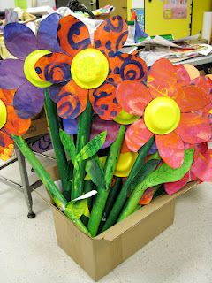 these are BIG Kindergarten flowers- I think I could do this with 1st grade Garden Theme Classroom, Classe D'art, Spring Art Projects, Kindergarten Art Projects, Printable Classroom Decor, Giant Flowers, Kindergarten Art, Art Lessons Elementary, Spring Art