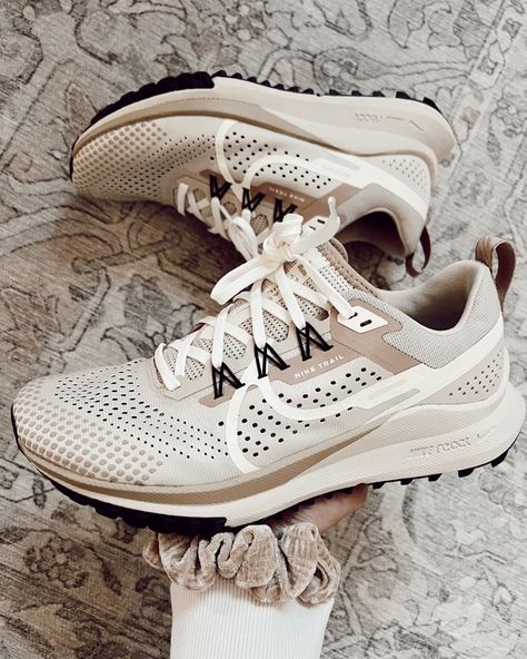 Tennis Shoe Inspiration, Trendy Gym Shoes, Neutral Nike Shoes Women, Work Out Shoes For Women, Women Walking Shoes, Nike Walking Shoes Women, Women's Tennis Shoes, Trendy Tennis Shoes Women 2023, Nike Lifestyle Shoes Women