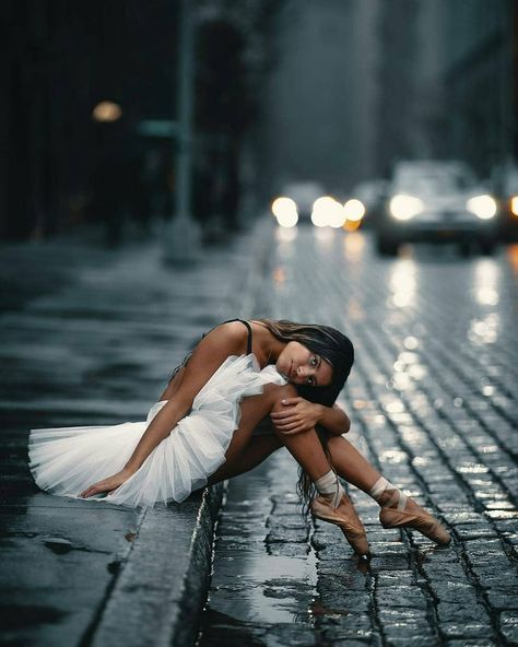 Ballet Photography Poses, Dance Senior Pictures, Ballerina Photography, Dance Wallpaper, Ballet Dance Photography, Dance Picture Poses, Dance Photo Shoot, Dancer Photography, Ballet Pictures