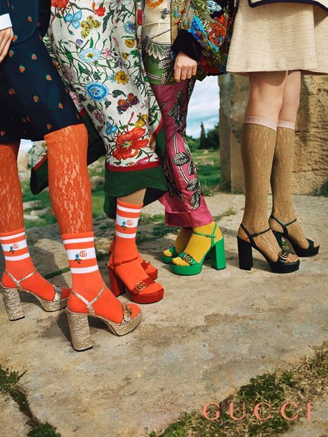 Look Disco, 70s Mode, Style Année 70, High Heels Boots, Lace Tights, Socks And Heels, Stil Inspiration, Colorful Shoes, Outfit Trends