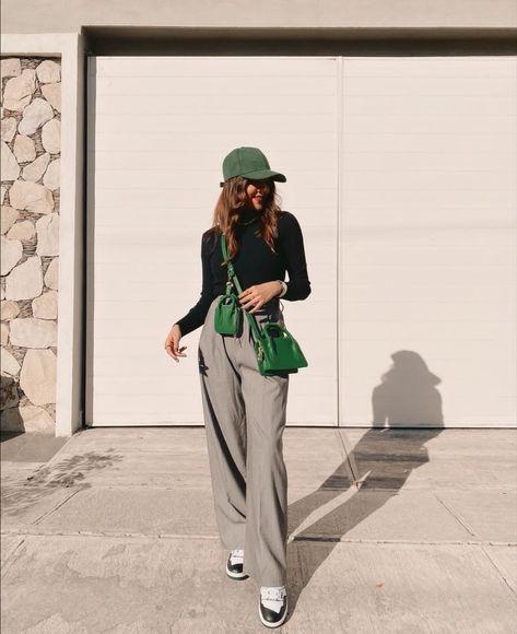 Green Hat Outfits For Women, Green Baseball Cap Outfit, Casual Outfit With Baseball Hat, Green Cap Outfit, Polo Hat Outfit, Outfit With Baseball Hat, Green Hat Outfit, Baseball Hat Outfit, European Street Style