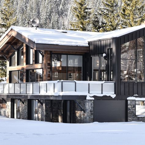 Chalet Whymper Cottage by Chevallier Architectes Chalet House Plans, Chalet Exterior, House On Slope, Chalet House, Modern Mountain House, Cabin Modern, Mountain Home Exterior, Cottage Exteriors, Log Home Plans