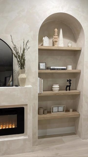 ❀ paola arcila ❀ on Instagram: "babe look I can do thattt 👀👩🏼‍🎨 #interiordesign #interiordesigner #interiordecor #shelfie #shelfiesunday #shelfdecor #shelfstyling #fireplace #modernfireplace #neutrals #neutraldecor #aesthetic #romanclay #wallfinish #walltexture #homedesign #christmasdecor #inspiration #decoration #design #homedecor #homesweethome #handmade #diy #diyhomedecor #art #diyprojects #decor" Shelves By The Fireplace, Neutral Interior Aesthetic, Plaster Built In, Neutral Fireplace Ideas, Builder Grade Entryway Makeover, Unique Home Must Haves, Modern Neutral Interior, Home Decor Ideas Neutral Colors, Small Niche Decor