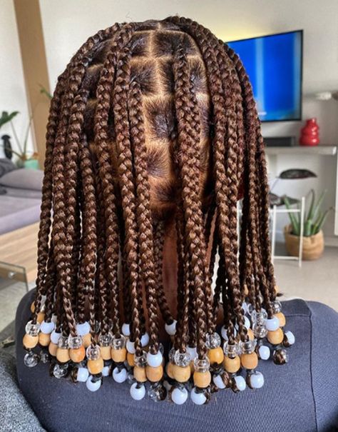 Brown Short Knotless Braids Beads Hairstyle Hairstyles With Beads Braids, Brown Short Braids With Beads, Knotless Braids Short With Beads, Brown Knotless With Beads, Short Braid With Beads, Notlessbox Braids Styles Short, Knotless With Beads Hairstyles, Short Medium Knotless Braids, Braids With Brown Beads