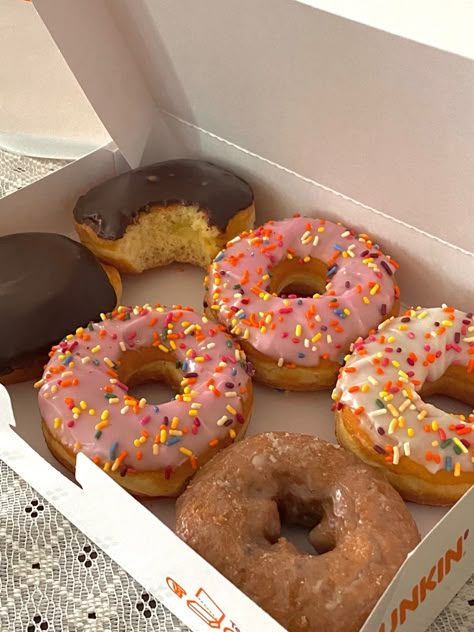 Box Of Donuts Aesthetic, Aesthetic Donut Pictures, Strawberry Dessert Aesthetic, Dunkin’ Donuts, Doughnuts Aesthetic, Dunkin Donuts Aesthetic, Doughnut Aesthetic, Dunkin Donuts Breakfast, Dunkin Aesthetic