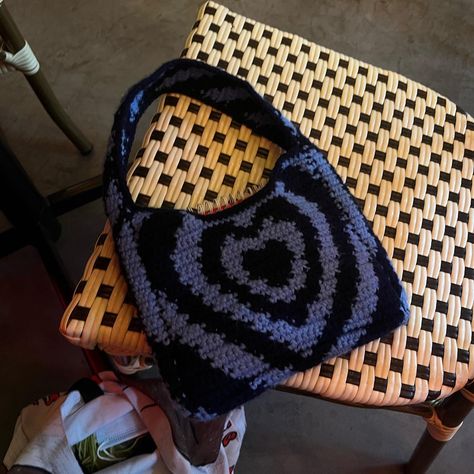 pattern by knittingdaisiess on esty and bag made by me ^-^ Powerpuff Crochet Bag, Powerpuff Heart, Crochet Inspo, Made By Me, Crochet Bag, Bag Making, Crochet Patterns, Shoulder Bag, Crochet