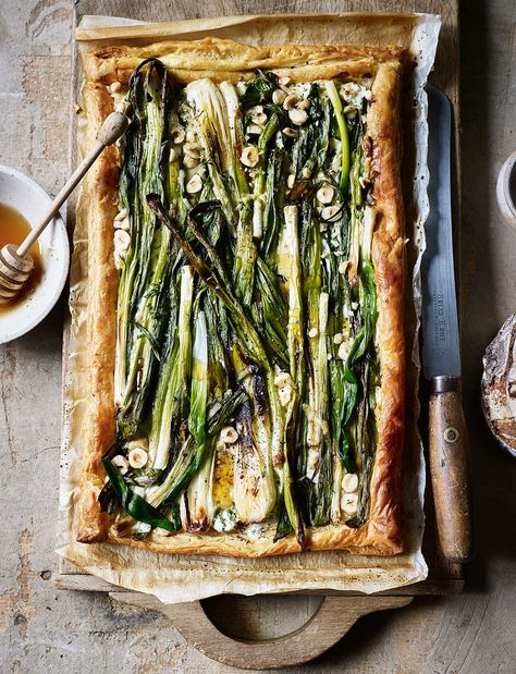 Try this charred spring onion tart as a celebration of spring's arrival Spring Onion Recipes, Asparagus Zucchini, Asparagus Mushroom, Onion Tart, Tortellini Recipes, Buzzfeed Tasty, Lemon Olive Oil, Cooking Advice, Mushroom And Onions