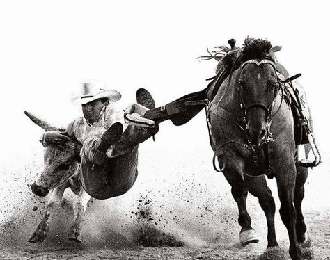 Cowboy tough Cowboy Photography, Rodeo Time, Rodeo Cowboys, Real Cowboys, Western Photography, Into The West, Paint Horse, Cowboy Girl, Rodeo Life