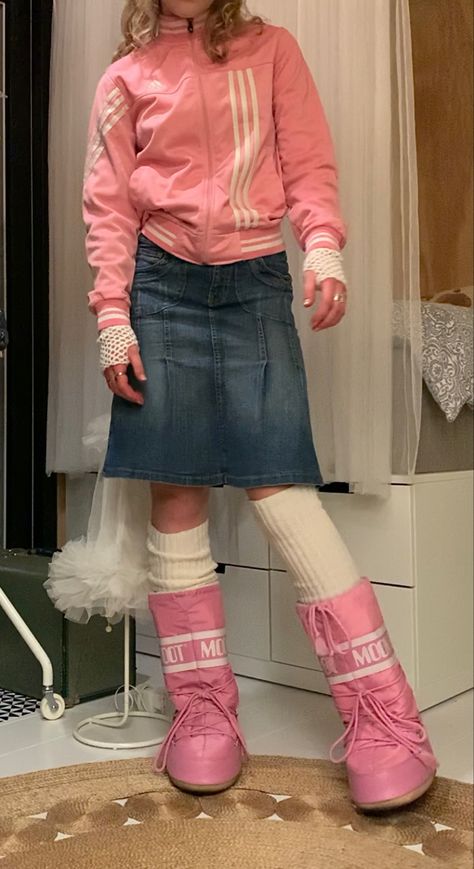 #Moonboots #outfit #outfitinspo #legwarmers #handwarmers #wristwarmers #skirt #schoolfit #barbie #y2k #2000s #pink #Adidas #rings #jewellery #aesthetic Barbie Pink Shoes Outfit, Moon Boots Outfit Skirt, Handwarmer Outfits, Y2k Adidas Outfit, Moon Boots Outfit Y2k, Pink Boots Outfit Winter, Handwarmers Outfits Aesthetic, Pink Moon Boots Outfit, 2000s Pink Outfits