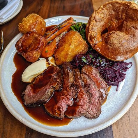 Roast Dinner Aesthetic, English Roast Recipes, Beef Rump Roast Recipes, Sunday Roast British, English Roast Dinner, Beef Rump Roast, English Roast, Italian Pot Roast, Sunday Roast Dinner