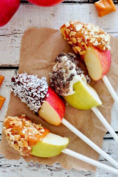 Apple Slices On A Stick, Dipped Apple Slices, Fall Treats Recipes, Apple Slice Recipe, Easy Autumn Recipes, Halloween Food Treats, Fall Snacks, Apple Dip, Caramel Chocolate