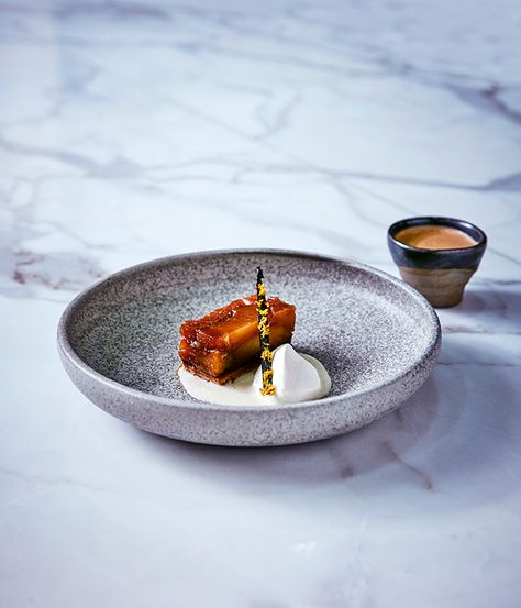 Sydney Japanese restaurant Tetsuya shares its recipe for menu favourite, the caramelised apple puff pastry dessert. Miso Recipe, حلويات عربية, Dessert Design, Fine Dining Desserts, Dessert Original, Puff Pastry Desserts, Caramelised Apples, Dessert Presentation, Bistro Food