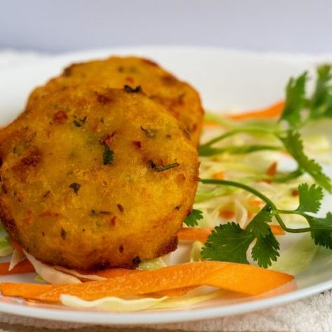 Aloo Tiki Recipes, Potato Patty, Aloo Tikki Recipe, Aloo Tikki, Easy To Make Snacks, Potato Patties, Food Street, Chaat Masala, Evening Snacks