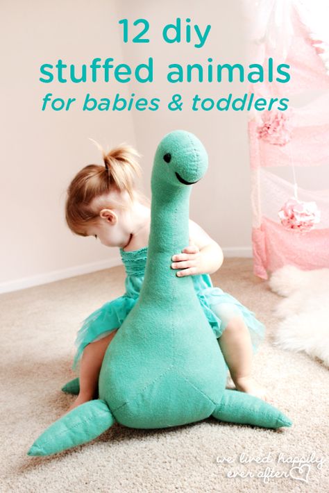 These 12 DIY stuffed animals for babies and toddlers are beyond adorable! Create a snuggly friend that your little one can keep by her side for years to come. These homemade toys may also make a thoughtful holiday, first birthday, or baby shower gift idea. Diy Sy, Handmade Baby Toys, Diy Bebe, Costura Diy, Beginner Sewing Projects Easy, Baby Diy, Sewing Toys, Sewing Projects For Beginners, Diy Baby