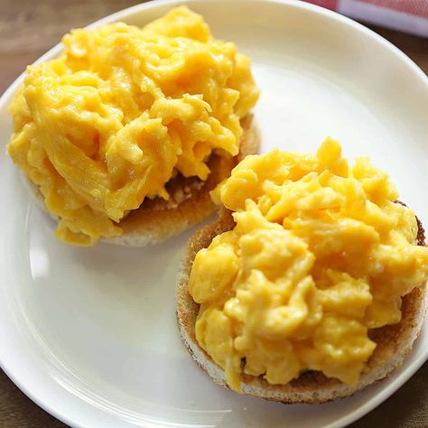 Scrambled Eggs Without Milk, Low Carb English Muffin, Easy Scrambled Eggs, Soft Scrambled Eggs, Best Egg Recipes, Healthy Egg Recipes, Diner Food, Scrambled Eggs Recipe, Eggs Breakfast