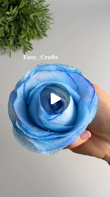 Diy Roses Paper Easy, Flower Made Out Of Paper, Flowers To Make Out Of Paper, Paper Towel Flowers Diy, Paper Craft Ideas Easy, Easy Craft Ideas With Paper, How To Make Flowers With Paper, Diy Flowers Easy, How To Make Paper Flowers Easy