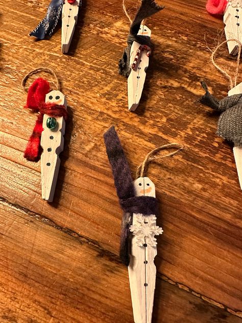 Crafts With Clothes Pins, Snowflake Clothespin, Clothespin Stars, Christmas Crafts Cards, Noodle Horse, Corks Crafts, Clothespin Cross, Clothes Pin Ornaments, Peg Crafts