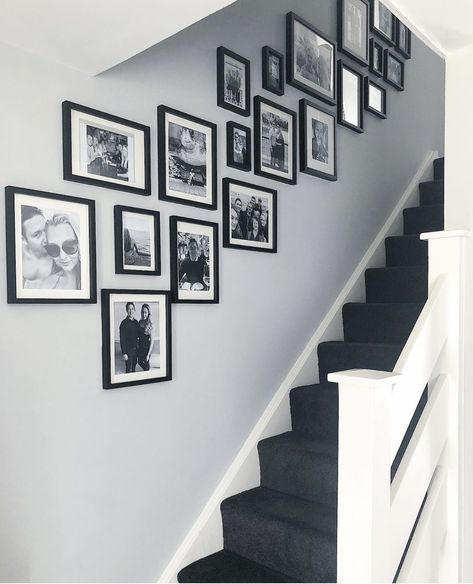 Picture Wall Staircase, Stair Photo Walls, Gallery Wall Ideas Stairs, Foto Scale, Gallery Wall Stairs, Stairway Photos, Wall Staircase, Stairway Gallery, Stairway Gallery Wall