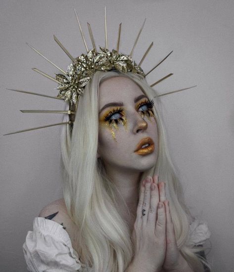 Halloweenský Makeup, Nail Makeup, Ghost Of Christmas Past, Halloween Makeup Inspiration, Gold Makeup, Makeup Studio, Halloween Makeup Looks, Airbrush Makeup, Halloween Make Up