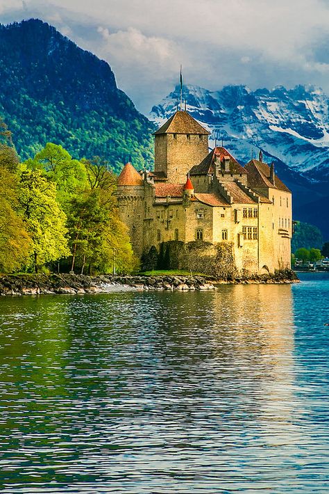 10 Things To Do in Montreux, Switzerland Switzerland Travel Summer, Chillon Castle, Lake Geneva Switzerland, Montreux Switzerland, Switzerland Cities, Interlaken, Voyage Europe, Switzerland Travel, Lake Geneva