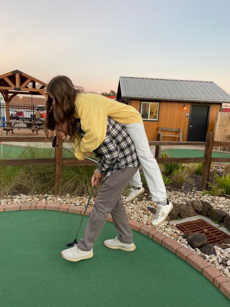 Traveling Relationship Goals, Teenage Couple Goals High Schools, Mini Golf Couple Pictures, Golf Relationship Goals, Golfing With Boyfriend, Fun Couple Activities Aesthetic, Couple Activities Photos, Golf Couple Goals, Gamer Relationship Goals