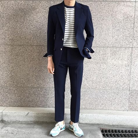 Navy Suit Outfit Cowok, Minimalist Fashion Men, Mens Trendy Outfits, Mens Fashion Streetwear, Stylish Mens Outfits, Urban Dresses, Streetwear Men Outfits, Men Fashion Casual Outfits, Mens Casual Outfits