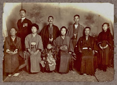 Japanese family photo-Nagasaki-about 1900 Japanese Family Aesthetic, Jpop Aesthetic, Japanese Fashion Trends, Madama Butterfly, Japanese Couple, Japan Outfit, Japanese History, Japanese People, Kyushu