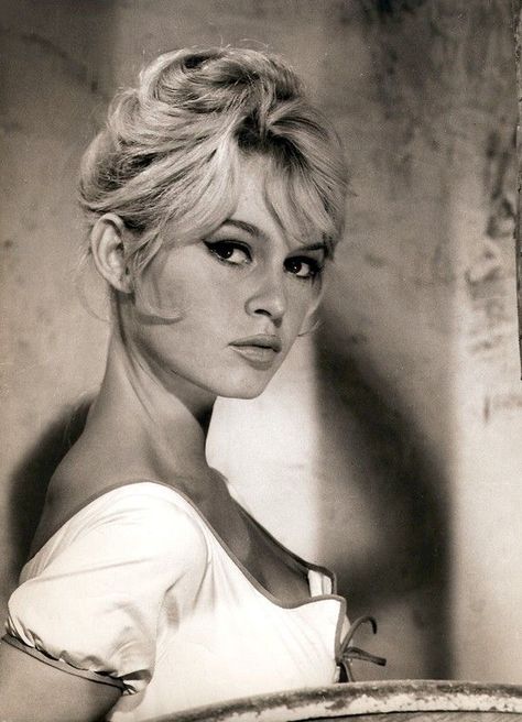 Bardot Makeup, Vintage Hairstyles For Long Hair, Bardot Hair, Bridgette Bardot, Bridget Bardot, Priscilla Presley, Celebrity Travel, Shooting Photo, Beauty Icons