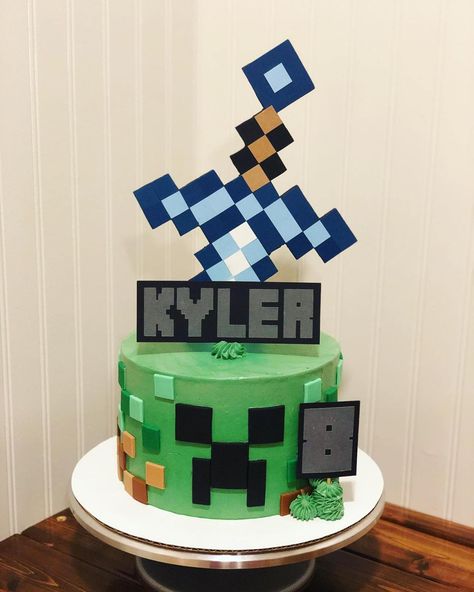 30 Minecraft cake ideas - A Pretty Celebration Minecraft Creeper Birthday Cake, Minecraft Round Cake, Minecraft Cake Creeper, Diy Minecraft Cake, Minecraft Cake Topper, Minecraft Cake Ideas, Amazing Cake Ideas, Minecraft Creeper Cake, Minecraft Birthday Decorations