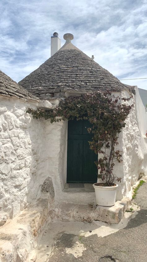 Alberobello Puglia in Bari Italy Puglia Alberobello, Dark Crowns, Italy Villages, Cute Houses, Bari Italy, Vacation In Italy, White Trees, Italian Travel, Mini Pool