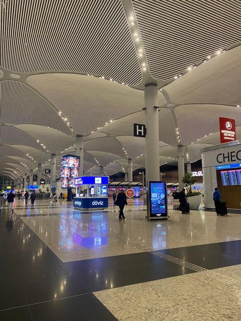 Vacation with lil sis ❤️ Airports At Night, Miami Airport Aesthetic, Airport Terminal Aesthetic, Airport Aethestic, New York Airport Aesthetic, That Airport Feeling, Airport Vibes Night, Airport At Night Aesthetic, Night Airport Aesthetic