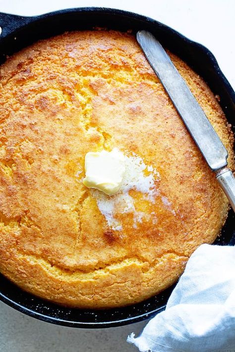 Southern Cornbread Recipe, Fluffy Cornbread, Hot Water Cornbread, Soul Food Recipes, Corn Bread Bake, Delicious Cornbread, Cornbread Dressing Southern, Skillet Cornbread, Southern Cornbread