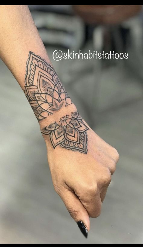 Rihanna Hand Tattoo, Tato Lengan Bawah, Tato Mandala, Mandala Tattoos For Women, Tato Geometris, Mandala Wrist Tattoo, Family First Tattoo, Wrist Tattoo Cover Up, Mandala Hand Tattoos