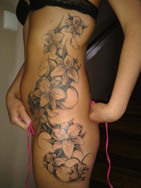 tattoo flower Small Hip Tattoos Women, Side Piece Tattoos, Side Tattoos Women, Side Thigh Tattoos, Flower Tat, Hip Thigh Tattoos, Torso Tattoos, Girl Back Tattoos, Hip Tattoos Women