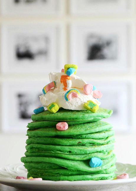 Pancakes Kids, St Patricks Food, St Patrick Day Snacks, Sant Patrick, Green Pancakes, Kids Pancakes, Irish Desserts, Spring Break Kids, St Patrick Day Treats