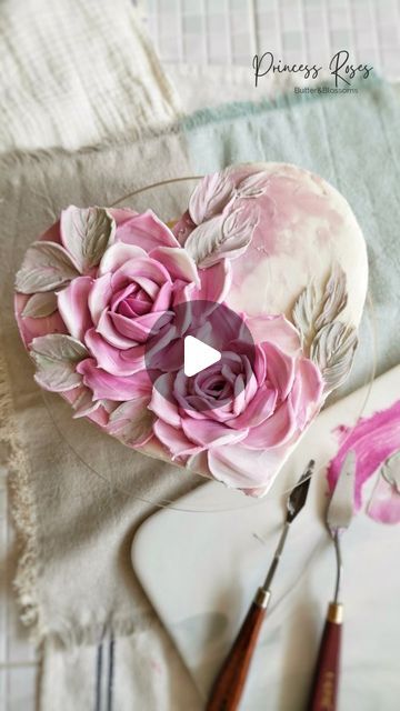 Tanaporn Vilailaks on Instagram: ""There are a lot of the lessons to be learned. We can all learn lessons."  How sweet with my " Princess Roses" Sculpture Painting Buttercream.  Medium 👉American buttercream. Working space 👉 Air conditioning room. Tool 👉The palette knives.  #buttercreamflowers #butterblossoms #americanbuttercream #princessroses #buttercreamroses #paintwithknife #scuplturepainting" Painted Flowers On Cake, Buttercream Princess Cake, Bolo Knife, Dessert Painting, Buttercream Rose Cake, Buttercream Flowers Tutorial, Rose Cake Design, Butter Blossoms, American Buttercream