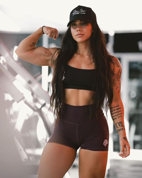 Muscle Tattoos Women, Strong Girl Aesthetic Muscle, Physically Strong Women Aesthetic, Women With Muscles Aesthetic, Strong Woman Aesthetic Fitness, Gabby Fortune, Muscular Woman Aesthetic, Muscle Mami, Gym Posts