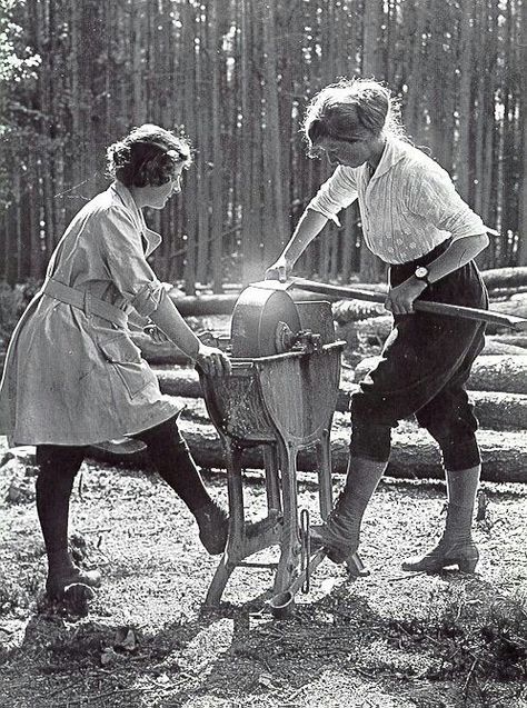 1918 UK Forestry... There is my kind of girls Women's Land Army, Women Working, British Women, History Photos, Old Photographs, Historical Events, Vintage Pictures, Women In History, Vintage Photographs