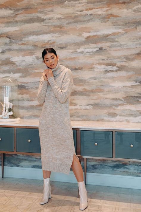 Winter Sweaters For Women 2022, Cashmere Dress Outfit, Knitted Midi Dress Outfits, Beige Sweater Dress Outfit, Wool Dress Outfit, Knit Dress Outfit Winter, Turtleneck Sweater Dress Outfit, Midi Dress Outfit Winter, Chunky Turtleneck Sweater Dress