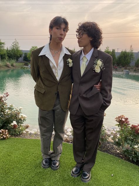 Transmasc Prom Outfit, Mlm Weddings, Masc Hoco Fit, Masc Prom Outfit, Mlm Wedding, Hoco Guys Outfits, Prom Outfits Couples, Queer Prom Outfit, Indie Prom