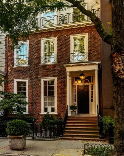 Cozy Apartment Exterior, Nyc Townhouse Aesthetic, Dream House London, Cute Apartment Building, Town Home Interior, Condos Exterior, Townhome Aesthetic, Brownstone Aesthetic, Nyc Apartment Exterior