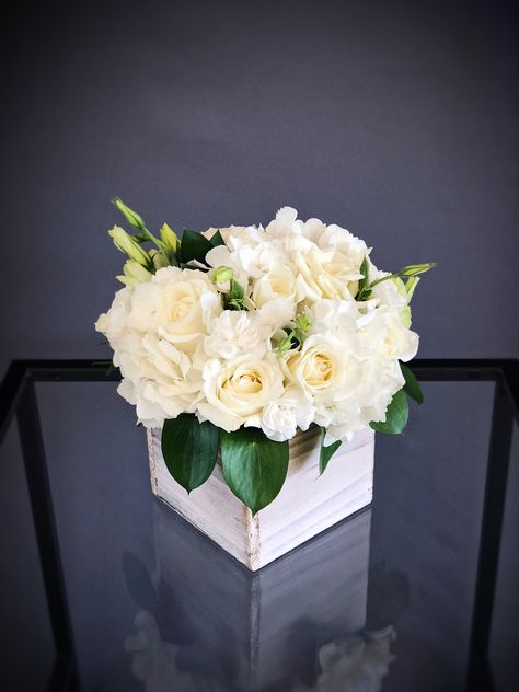 Square Box Flower Arrangement, Centerpiece Floral Arrangements, Wood Box Decor, Wood Box Wedding, Box Arrangement, Wood Box Centerpiece, Box Centerpiece, White Flower Arrangements, Table Arrangements Wedding