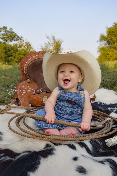 Western Milestone Pictures, How The West Was One Photoshoot, Western 6 Month Baby Picture Ideas, One Year Cowboy Pictures, 1st Rodeo Birthday Photoshoot, First Rodeo Pictures, 6 Month Cowboy Photoshoot, One Year Old Western Photoshoot, Western 1 Year Pictures