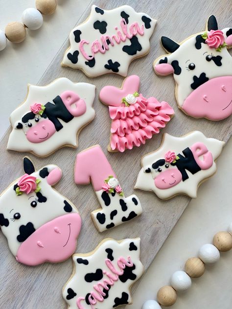 Cow Birthday Cake, 1 Cookies, Cow Cookies, Mom Instagram, Cow Birthday Parties, Farm Cookies, 2nd Birthday Party For Girl, Barnyard Birthday Party, Cow Baby Showers