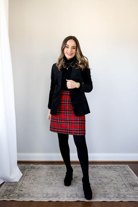 Tartan Skirt Outfit, Christmas Sunday, Street Style Outfits Casual, Trendy Christmas Outfits, Plaid Skirt Outfit, Holiday Outfits Christmas, Weather Outfits, Winter Skirt Outfit, Christmas Party Outfits