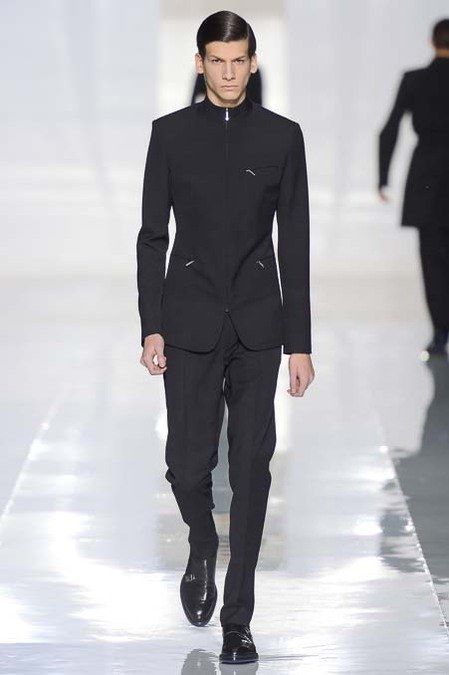 Futuristic Outfit Men, Futuristic Fashion Male, Sci Fi Outfit, Futuristic Outfits, Men Minimalist Fashion, Sci Fi Clothing, Fashion Week Berlin, Mode Shoes, Sci Fi Fashion